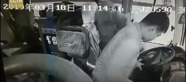 Водителя автобуса парализовало за рулем — пугающее видео из Китая - Sputnik Кыргызстан