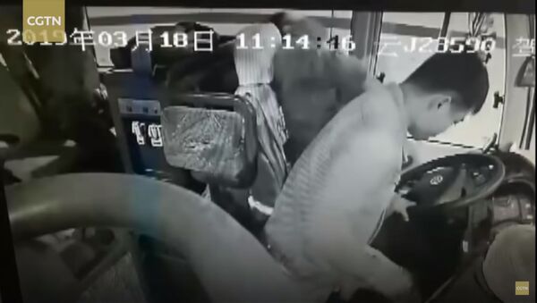 Водителя автобуса парализовало за рулем — пугающее видео из Китая - Sputnik Кыргызстан