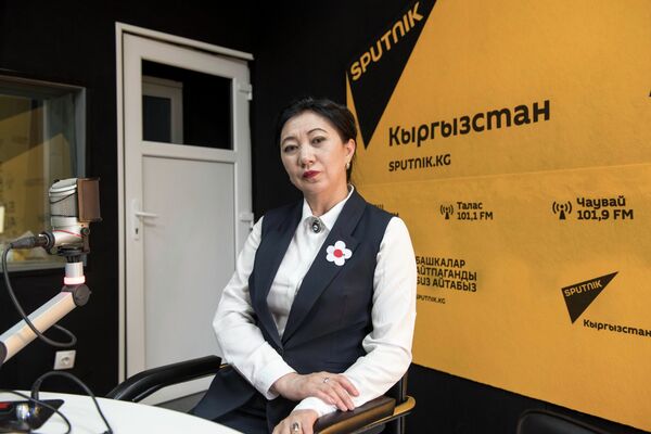 Окуучуларым ЖРТдан 200дөн ашык упай алат! Адис тест тапшыруунун сырын ачты - Sputnik Кыргызстан