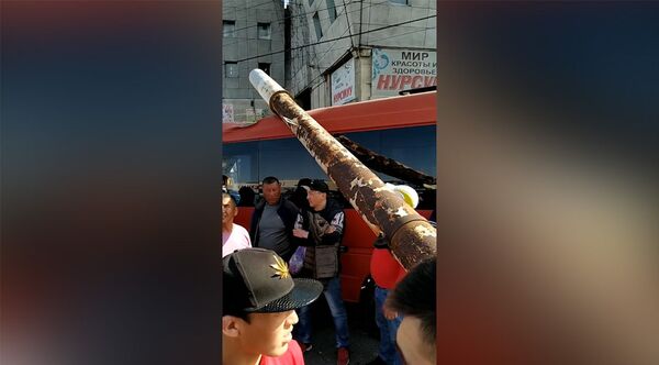 Из-за упавшего столба в Бишкеке изменили маршруты некоторых троллейбусов - Sputnik Кыргызстан