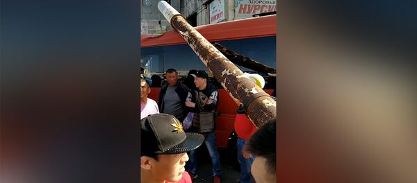 Бишкек: жол четиндеги түркүк маршрутка менен жеңил унааны басып калган видео - Sputnik Кыргызстан