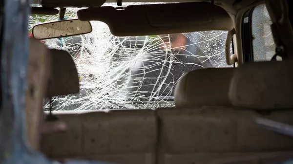Разбитое лобовое стекло автомобиля, попавшего в ДТП . Архивное фото  - Sputnik Кыргызстан
