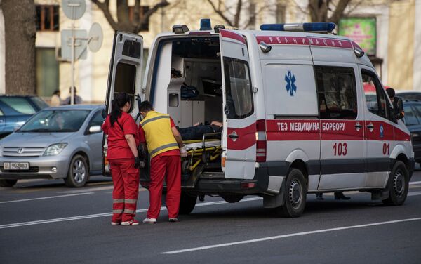 На место ДТП прибыла бригада медиков, которая осмотрела пострадавшего и забрала в больницу. - Sputnik Кыргызстан