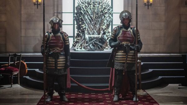 Актеры изображающие рыцарей, охраняют Железный Трон на интерактивной инсталляции Игра престолов. Архивное фото - Sputnik Кыргызстан