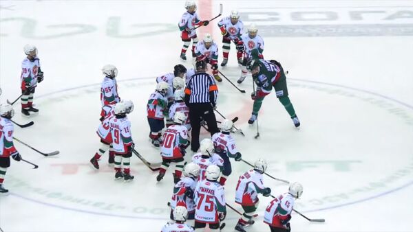 Как шесть профессионалов играли с 30 детьми в хоккей — видео - Sputnik Кыргызстан