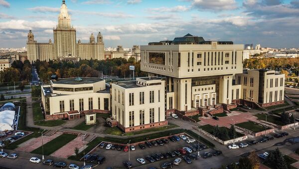 Фундаментальная библиотека МГУ (на первом плане) и главное здание МГУ в Москве - Sputnik Кыргызстан