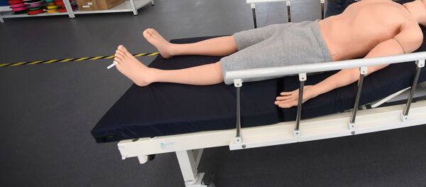 Манекен на кровати. Архивное фото Манекен на кровати. Архивное фото - Sputnik Кыргызстан