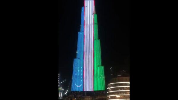 Самое высокое здание в мире окрасили в цвета флага Узбекистана. Видео - Sputnik Кыргызстан