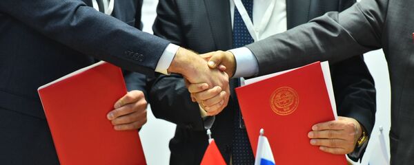 Чиновники КР и РФ во время подписания документов. Архивное фото - Sputnik Кыргызстан