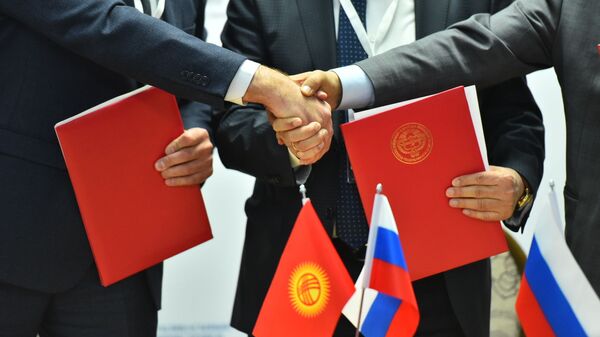 Подписание документов на форуме между Кыргызстаном и Россией. Архивное фото - Sputnik Кыргызстан