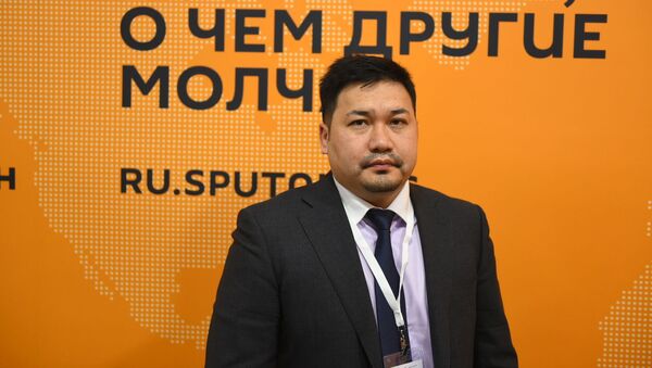 Представитель российского банка Асан Ниязов. Архивное фото - Sputnik Кыргызстан