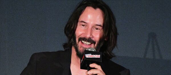 Голливудский актер Киану Ривз обсуждает реплики в рамках шоу. Архив - Sputnik Кыргызстан