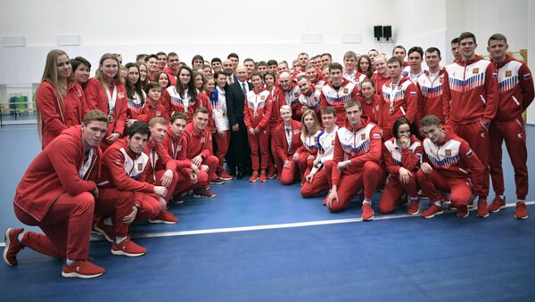 Президент РФ В. Путин посетил Олимпийский центр синхронного плавания А.Давыдовой - Sputnik Кыргызстан