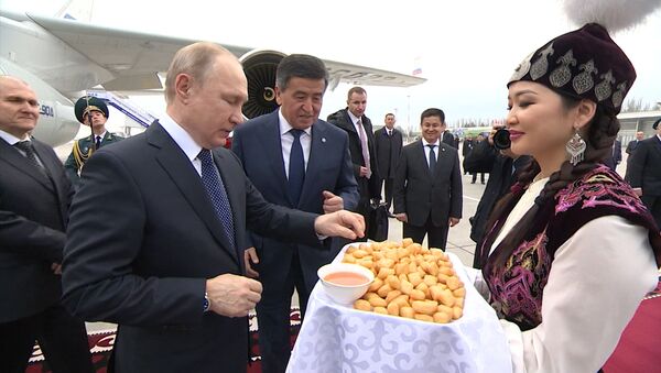 Цветы и боорсоки с медом — как Жээнбеков встретил Путина. Видео - Sputnik Кыргызстан