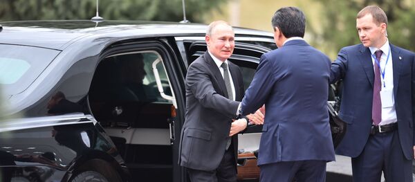Церемония встречи президента РФ Владимира Путина в государственной резиденции Ала-Арча Церемония встречи президента РФ Владимира Путина в государственной резиденции Ала-Арча - Sputnik Кыргызстан