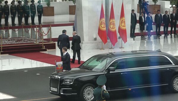 Путин приехал на церемонию встречи на лимузине Aurus — видео - Sputnik Кыргызстан