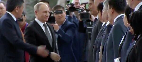 Церемония встречи Путина в госрезиденции Ала-Арча — видео с эфира КТРК Церемония встречи Путина в госрезиденции Ала-Арча — видео с эфира КТРК - Sputnik Кыргызстан