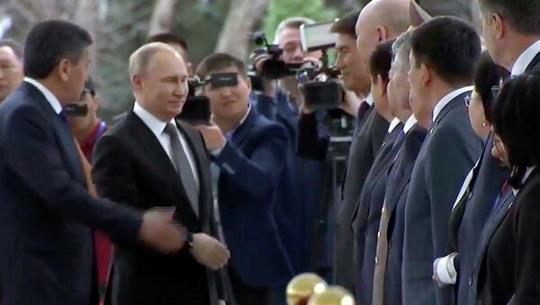 Церемония встречи Путина в госрезиденции Ала-Арча — видео с эфира КТРК - Sputnik Кыргызстан
