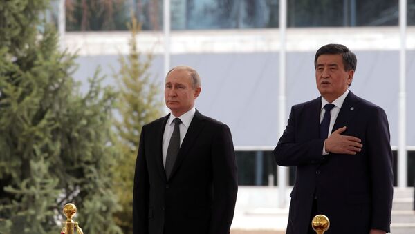 Президент РФ Владимир Путин и президент КР Сооронбай Жээнбеков во время церемонии официальной встречи в Бишкеке. - Sputnik Кыргызстан