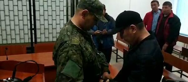 Орзубек Назаров против МВД — милиционера взяли под стражу в зале суда. Видео - Sputnik Кыргызстан