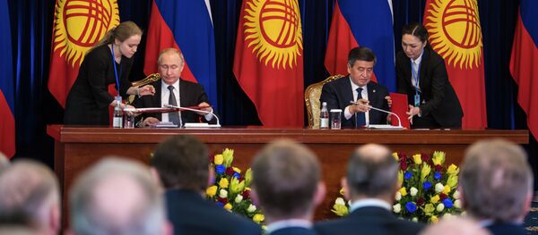 Церемония подписания документов по итогом переговоров в узком составе Сооронбая Жээнбекова и Владимира Путина в Бишкеке - Sputnik Кыргызстан