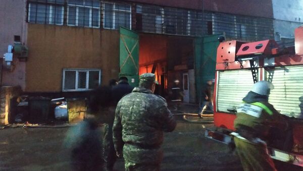 В Бишкеке горит мебельный цех — видео очевидцев - Sputnik Кыргызстан