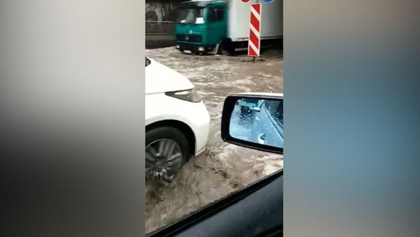 Разные части Бишкека подтопило в результате дождя — видео очевидцев - Sputnik Кыргызстан