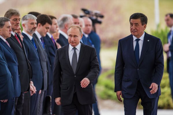 Путин менен Жээнбеков бири-бирин салтанаттын расмий бөлүгүндө эки өлкөнүн делегациялары менен тааныштырды. - Sputnik Кыргызстан