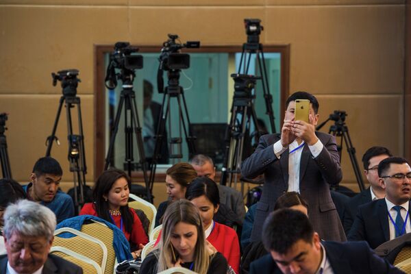 Эки президенттин бирфингидеги журналисттер менен делегация мүчөлөрү. - Sputnik Кыргызстан