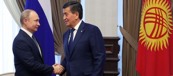 Президент РФ Владимир Путин и президент КР Сооронбай Жээнбеков во время встречи в аэропорту Бишкека. - Sputnik Кыргызстан