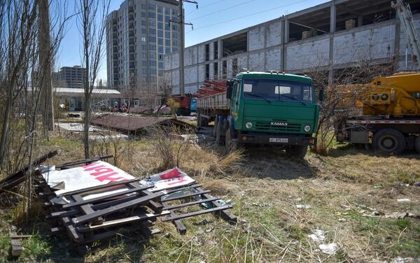 В Бишкеке демонтировали незаконно возведенные летние площадки некоторых кафе - Sputnik Кыргызстан
