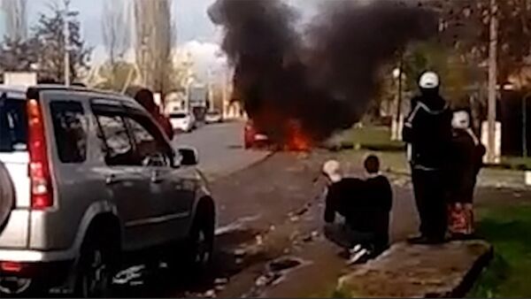 Жалал-Абадда жүрүп бараткан автоунаа өрттөнүп кетти. Видео - Sputnik Кыргызстан