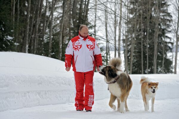 Президент России Владимир Путин с собаками Баффи и Юмэ на прогулке - Sputnik Кыргызстан