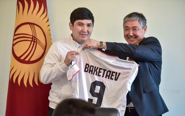 Игроков футбольного клуба Алга поздравили с победой на Кубке Кыргызстана и вручили подарки и награды в столичной мэрии - Sputnik Кыргызстан