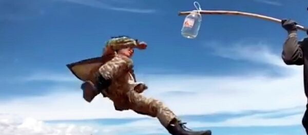 Онг Бактай сокку узатат деген Эрлан эми айнектерди бычырата тебүүдө. Видео - Sputnik Кыргызстан