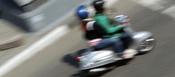 Люди едут на скутере. Архивное фото - Sputnik Кыргызстан