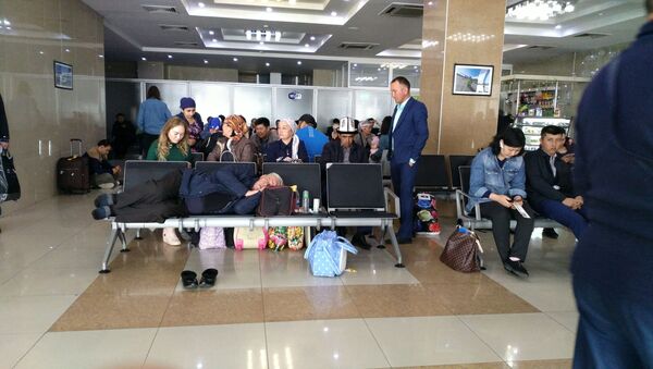 Люди ожидают вылет в зале ожидании аэропорта Манас, после задержки рейса Бишкек — Ош - Sputnik Кыргызстан