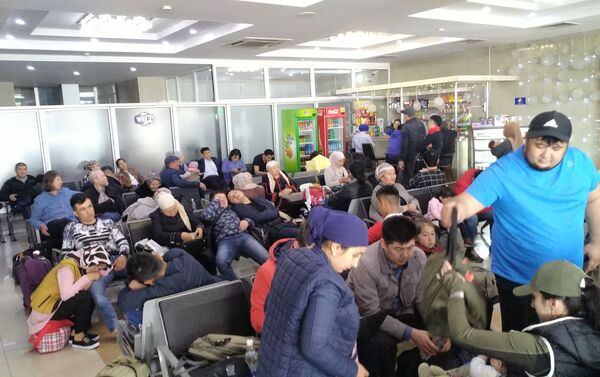 Пассажиры рейса Бишкек — Ош прождали три часа, чтобы попасть на борт - Sputnik Кыргызстан