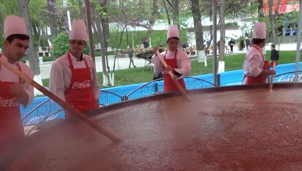 В Ташкенте 50 поваров приготовили громадный казан сумолока — видео - Sputnik Кыргызстан