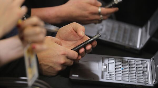 Пользователи со смартфонами и ноутбуками. Архивное фото - Sputnik Кыргызстан