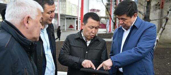 Премьер-министр Мухаммедкалый Абылгазиев ознакомился с работой солнечных коллекторов в котельных Орто-Сай и Ротор коммунального предприятия Бишкектеплоэнерго Премьер-министр Мухаммедкалый Абылгазиев ознакомился с работой солнечных коллекторов в котельных Орто-Сай и Ротор коммунального предприятия Бишкектеплоэнерго - Sputnik Кыргызстан