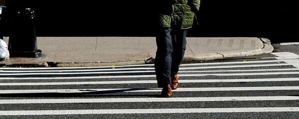 Мужчина переходит дорогу на пешеходном переходе. Архивное фото - Sputnik Кыргызстан