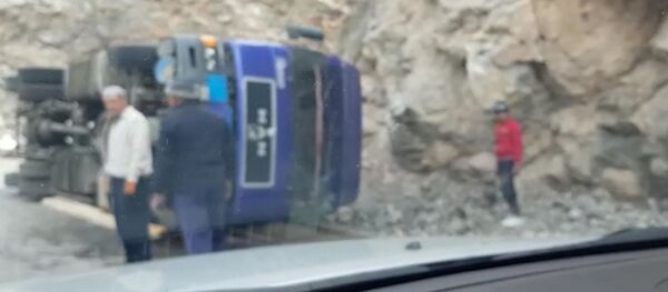 Бишкек — Ош жолунда жүк ташуучу унаа оодарылып кетти. Видео - Sputnik Кыргызстан