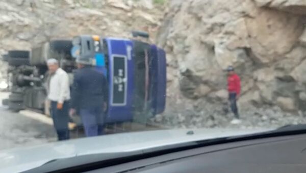 На трассе Бишкек — Ош грузовик опрокинулся после резкого поворота. Видео с места - Sputnik Кыргызстан