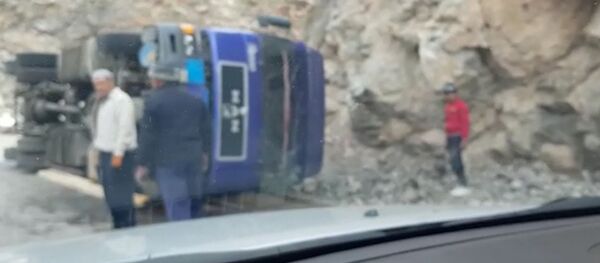 На трассе Бишкек — Ош грузовик опрокинулся после резкого поворота. Видео с места На трассе Бишкек — Ош грузовик опрокинулся после резкого поворота. Видео с места - Sputnik Кыргызстан