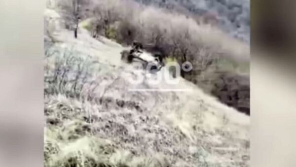Внедорожник кубарем скатился с горы, гонщик погиб — страшное видео из России - Sputnik Кыргызстан