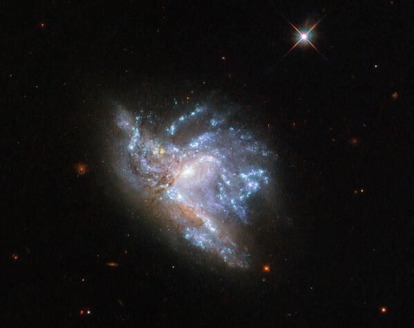 Сталкивающиеся галактики PGC 57039 и PGC 200329  в созвездии Геркулеса - Sputnik Кыргызстан