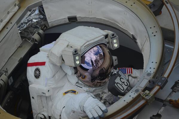 Выход в открытый космос космонавтов Энн Макклейн и Ник Хейг - Sputnik Кыргызстан