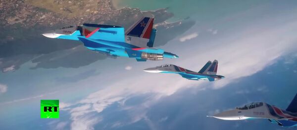 Четыре истребителя разом уходят в мертвую петлю — эффектное видео - Sputnik Кыргызстан