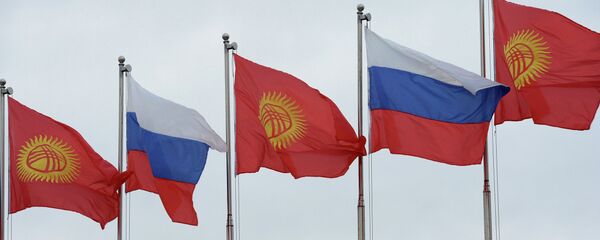 Флаги Кыргызстана и России. Архивное фото - Sputnik Кыргызстан